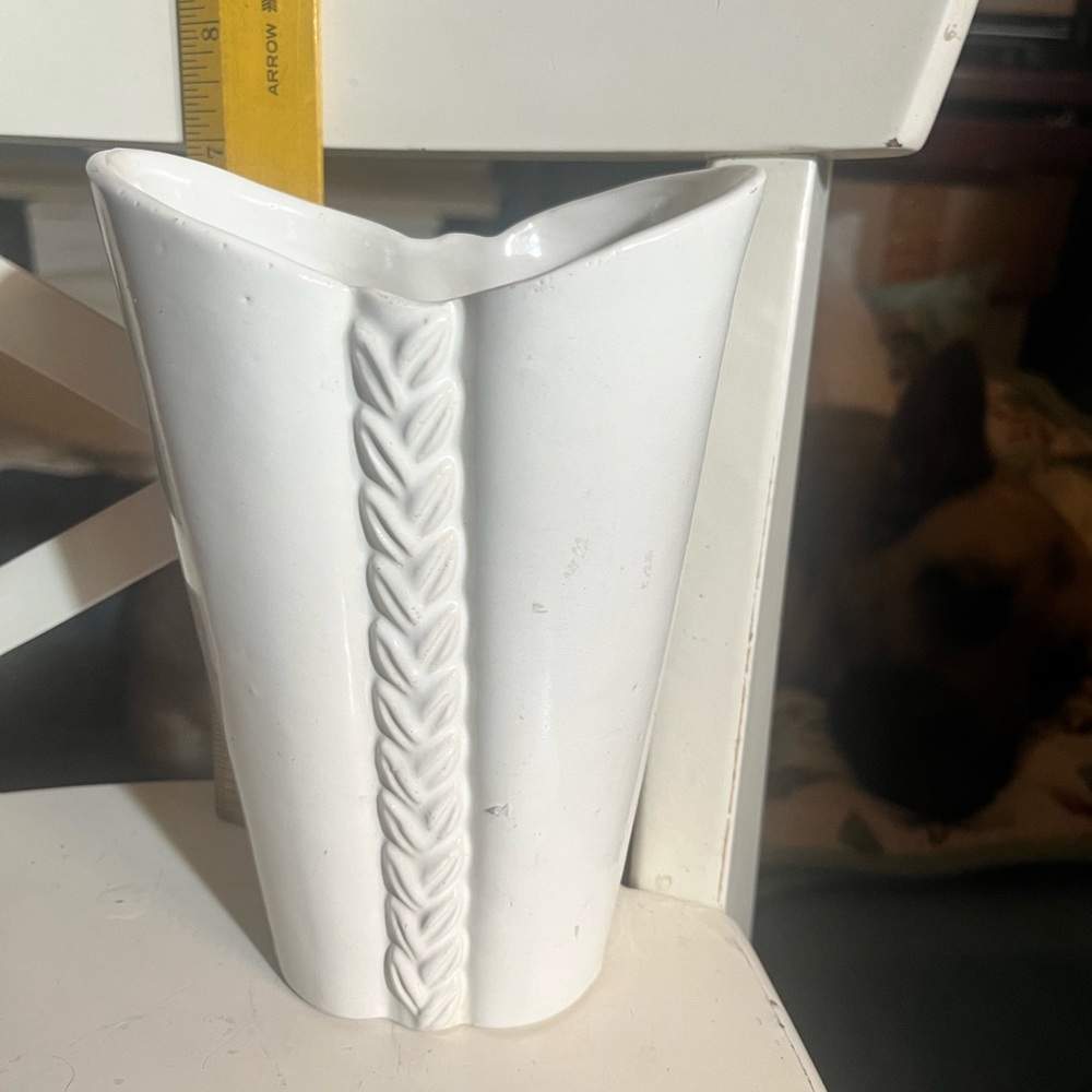 Stoneware, Beautiful vintage Pacific White Vase. Made in USA 🇺🇸
#A-100